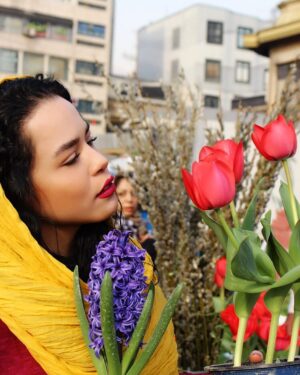 Melika Sharifinia Instagram - ا
قدیمی‌ها می‌گفتند 
با یک گل... بهار نمی‌شود
قدیمی‌ها 
خیال می‌کردند
با شکفتن گل‌های بیشتر است 
که بهار ، رخ می‌نمایاند 
چون در واقع 
رازِ فرارسیدن این بهار نمادین 
در هم‌بستگی‌ست
و اگر همه ‌باهم 
تلاش کنیم و بخواهیم 
بی‌شک آن اتفاقِ درست می‌افتد 
و بالاخره این بهار زیبا
زنگ خانه‌های ما را نیز خواهد زد 
و ما
با چای و نقل و نبات 
به استقبالش خواهیم رفت 
و کیف ‌ها خواهیم کرد
با این قدمِ نورسیده
و حالمان ... آه حالمان 
حسابی خوب خواهد شد!
اما خب 
قدیمی‌ها
قدیمی بودند...
قدیمی‌ها 
خبر نداشتند 
این روزها 
حتی اگر تمام گل‌های جهان 
دست به دست هم دهند و 
وجب به وجبِ دنیا را
با وجودشان‌ فرش کنند 
باز هم انگار 
این بهار
به سرزمینِ بی‌گناهِ ما 
نخواهد آمد...
ا
ا
#سیل #بلایای_طبیعی #ایران #بلایای_غیرطبیعی ! #تسلیت
ا
📸 @fatemeabedinii 🍀