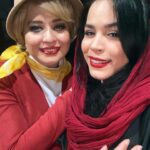 Melika Sharifinia Instagram - ا در کنار عزیزترینِ دلم خواهر بی‌نظیرم ، وینفرد خانومِ مری‌ پاپینز که بازی جذاب و درستش هر بار اشک شوق به چشم‌هام آورد و از دیدن قدرت و تسلطش روی صحنه غرق در غرور و لذت شدم و با نوای دل‌نشین سازش هر بار دلم براش رفت و با تمام وجودم بهش افتخار کردم 😍👏♥️ و شخصِ خانومِ مری‌ پاپینز ، بهنوش جانِ زیبا و جذاب که واقعا نقش به این سختی رو با اون‌همه حرکت و آواز به بهترین نحو اجرا کرد و یک مری پاپینز لوند و‌ دلبرانه رو مهمون قلبم کرد ♥️👏💋 و اما برت عزیز که با اجرای تحسین برانگیزش هر بار لبخند به لبم آورد و با صدای زیباش توانایی‌هاش رو به رخ کشید 👏👌🌹 و جین و مایکل عزییییزدلم ، بازیگرای کوچولو و خوش آتیه‌ی مری پاپینز که واقعا نمی‌دونم چطور در این سن تونستن به این خوبی بازی کنن و به این کوکی بخونن ! خلاصه که بدجوری دلمو بردن ♥️😍♥️ من مری‌پاپینز رو با بازی هر دو آقای بنکس عزیز یعنی هم احسان کرمی و هم کاظم سیاحی دیدم و به نظرم با وجود تفاوت دلپذیری که اجراشون باهم داشت هر دو به شدت روی صحنه درخشیدن👌👏🌹 واقعا نمیشه بیشتر از این تک تک درباره‌ی بازی‌ها نظر بدم ولی می‌خوام چند تا از صحنه‌های این تئاتر که هایلایت قلبم شدن رو بهتون بگم : صحنه‌ی باشکوهِ مغازه‌ی واژه فروشی (سوپرکالی) صحنه‌ی اون سگِ پدرسگ !!ا صحنه‌ی مردِ دونه‌ی پرنده فروش ! با صدای معرکه‌ش صحنه‌ی نمایش وینفرد با پیانوی معرکه‌ش و صحنه‌ی زیبای خداحافظی مری‌پاپینز و برت (فینال ، بادبادک‌ها) ا وقتی گفت قراره مری پاپینز رو اجرا کنن ذوق کردم همیشه عاشق جادو بودم و هستم و خواهم بود از فکر تماشای این همه رنگ و شور و‌ عشق و جادو روی سن تالار وحدت واقعا به وجد اومده بودم و همش با خودم می‌گفتم چطور می‌خوان این کار بزرگ رو با اینهمه اتفاقِ غیر ممکن اجرا کنن ! ولی نتیجه حتی از بهترین حالتی که تصور کرده بودم هم بهتر بود!ا یک کار پرشور و باشکوه که تمام غیرممکن‌ها رو ‌ممکن کرده بود با بازی‌های فوق‌العاده‌ش ، طراحی حرکت و گروه درجه‌ یکش ، آواز و موسیقی پر ابهتش ، طراحی صحنه‌ و لباس درستش ، کارگردانی عالی و جادوهای جذاب و دلبرانه‌ی مری‌ پاپینزیش! الحق که تماشاچی رو دو ساعت از تمام مشکلاتش دور می‌کرد و می‌برد به دنیایی که توش مهربونی تنها دغدغه بود خسته نباشید می‌گم به کل گروه مری‌پاپینز ، روی صحنه ، پشت صحنه و اون عزیزانِ زیرِ صحنه ! پیشنهاد می‌کنم این کار زیبا رو ببینین، فقط ۶ اجرا باقی مونده ♥️ ا پ ن : نور برای عکاسی فاجعه بود خون دل خوردم تا اینا از توش در اومد! 😐 پ پ ن : عاشق عکس چهارمم 😌