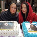 Melika Sharifinia Instagram - ا یک سورپرایز جذاب دیگه از گروهی که واقعا همتا نداره ! ❤️ تولد من و نعیمه‌ی قشنگم که دیروز بود تولدت مبارک خوشگل بی نظیرم 💋❤️💋 امیدوارم سال فوق العاده‌ای برات باشه زیبای من 😍 @naeemehnezamdoost 👈❤️💋😍 همیشه گفتم ، به همه گفتم ، بازم می‌گم بچه های گل و بلبل مثل یک خانواده می‌مونن چنان شور و عشقی در این گروه موج می‌زنه که آدم یادش می‌ره اومده سر کار ! روزایی که هستی انگار خونه‌ی خودتی روزایی که نیستی حسابی دلت تنگ میشه تک تک شون انقدر خوش‌قلب و مهربونن که احساس می‌کنی باید آدم خیلی بهتری بشی تا لیاقت هم‌نشینی شون رو داشته باشی 🙏🏻🌹 مرسی که هستین عزیزای دل من ممنونم از لطف و محبت تک تک‌تون مرسی که انقدر خوب و مهربونین بدجوری شرمنده‌ کردین دلم به داشتنتون گرمه سنگ تموم گذاشتین عاشقتونم 🙏🏻❤️ ا تشکر ویژه از کارگردان بی‌نظیرمون آقای احمد درویشعلی‌پور عزیز 🌹 @ahmad_darvishalipour و نویسنده ی عزیزمون آقای محمد درویشعلی پور🌹 @mohammaddarvish همچنین آقای مسلم آقاجانزاده تهیه کننده‌ی دوست داشتنی‌مون 🌹 و محمدحسین خلیفه‌ی عزیز و مهربون @mohammadhoseynkhalifeh که همگی باعث و بانی این شب خاطره‌انگیز بودن ا 🌹🌹🌹🌹🌹🙏🏻🙏🏻🙏🏻🌹🌹🌹🌹🌹