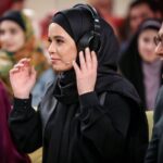 Melika Sharifinia Instagram - ا این خندوانه‌ی جذاب در کنار رامبد جوان خلاق و دوست داشتنی داور عزیزمون آقا سپند امیرسلیمانی سانیای خوشگلم ، هم تیمیِ بی‌نظیر سامان و لیندای عزیز و جناب‌ خانِ دست و پا شکسته !! 😂 حسابی خوش گذشت جاتون خالی ❤️ ا حالا بگین ببینم ، دوست داشتین ؟ با ادابازیِ مورفی‌ها حال کردین یا نههههه؟؟ 😀 ا پ.ن : کَل‌کل‌ِ مورفی‌ها فقط و فقط برای جذاب‌تر شدن مسابقه بوده و هیچ ارزش دیگری ندارد 😬 ا تکرار ساعت : ۳ بامداد ، ۷ صبح ، ۱۱ صبح و ۵ بعد از ظهر ا لباس زیبا از دوست مهربونم @mmmahi_ ❤️ شالی که دوستش می‌دارم از عزیز هنرمند @paniz.style 🌹
