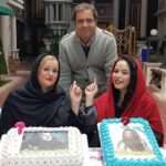 Melika Sharifinia Instagram - ا یک سورپرایز جذاب دیگه از گروهی که واقعا همتا نداره ! ❤️ تولد من و نعیمه‌ی قشنگم که دیروز بود تولدت مبارک خوشگل بی نظیرم 💋❤️💋 امیدوارم سال فوق العاده‌ای برات باشه زیبای من 😍 @naeemehnezamdoost 👈❤️💋😍 همیشه گفتم ، به همه گفتم ، بازم می‌گم بچه های گل و بلبل مثل یک خانواده می‌مونن چنان شور و عشقی در این گروه موج می‌زنه که آدم یادش می‌ره اومده سر کار ! روزایی که هستی انگار خونه‌ی خودتی روزایی که نیستی حسابی دلت تنگ میشه تک تک شون انقدر خوش‌قلب و مهربونن که احساس می‌کنی باید آدم خیلی بهتری بشی تا لیاقت هم‌نشینی شون رو داشته باشی 🙏🏻🌹 مرسی که هستین عزیزای دل من ممنونم از لطف و محبت تک تک‌تون مرسی که انقدر خوب و مهربونین بدجوری شرمنده‌ کردین دلم به داشتنتون گرمه سنگ تموم گذاشتین عاشقتونم 🙏🏻❤️ ا تشکر ویژه از کارگردان بی‌نظیرمون آقای احمد درویشعلی‌پور عزیز 🌹 @ahmad_darvishalipour و نویسنده ی عزیزمون آقای محمد درویشعلی پور🌹 @mohammaddarvish همچنین آقای مسلم آقاجانزاده تهیه کننده‌ی دوست داشتنی‌مون 🌹 و محمدحسین خلیفه‌ی عزیز و مهربون @mohammadhoseynkhalifeh که همگی باعث و بانی این شب خاطره‌انگیز بودن ا 🌹🌹🌹🌹🌹🙏🏻🙏🏻🙏🏻🌹🌹🌹🌹🌹