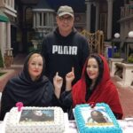 Melika Sharifinia Instagram - ا یک سورپرایز جذاب دیگه از گروهی که واقعا همتا نداره ! ❤️ تولد من و نعیمه‌ی قشنگم که دیروز بود تولدت مبارک خوشگل بی نظیرم 💋❤️💋 امیدوارم سال فوق العاده‌ای برات باشه زیبای من 😍 @naeemehnezamdoost 👈❤️💋😍 همیشه گفتم ، به همه گفتم ، بازم می‌گم بچه های گل و بلبل مثل یک خانواده می‌مونن چنان شور و عشقی در این گروه موج می‌زنه که آدم یادش می‌ره اومده سر کار ! روزایی که هستی انگار خونه‌ی خودتی روزایی که نیستی حسابی دلت تنگ میشه تک تک شون انقدر خوش‌قلب و مهربونن که احساس می‌کنی باید آدم خیلی بهتری بشی تا لیاقت هم‌نشینی شون رو داشته باشی 🙏🏻🌹 مرسی که هستین عزیزای دل من ممنونم از لطف و محبت تک تک‌تون مرسی که انقدر خوب و مهربونین بدجوری شرمنده‌ کردین دلم به داشتنتون گرمه سنگ تموم گذاشتین عاشقتونم 🙏🏻❤️ ا تشکر ویژه از کارگردان بی‌نظیرمون آقای احمد درویشعلی‌پور عزیز 🌹 @ahmad_darvishalipour و نویسنده ی عزیزمون آقای محمد درویشعلی پور🌹 @mohammaddarvish همچنین آقای مسلم آقاجانزاده تهیه کننده‌ی دوست داشتنی‌مون 🌹 و محمدحسین خلیفه‌ی عزیز و مهربون @mohammadhoseynkhalifeh که همگی باعث و بانی این شب خاطره‌انگیز بودن ا 🌹🌹🌹🌹🌹🙏🏻🙏🏻🙏🏻🌹🌹🌹🌹🌹