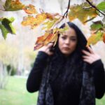 Melika Sharifinia Instagram - ا حرفی نیست در این آشفته‌بازار تنها برای خوش‌آمد گویی آمده‌ایم باشد که میزبان خوبی باشیم در فصل دل‌انگیزمان که هیچ کم ندارد برای عروس فصل‌ها شدن با پریشانی موهای الوانش چشمان همیشه گریانش.. 🍁 ا ا @fatemeabedinii 👈 📸 #پاییز #ملیکا_شریفی_نیا #رنگ
