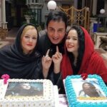 Melika Sharifinia Instagram - ا یک سورپرایز جذاب دیگه از گروهی که واقعا همتا نداره ! ❤️ تولد من و نعیمه‌ی قشنگم که دیروز بود تولدت مبارک خوشگل بی نظیرم 💋❤️💋 امیدوارم سال فوق العاده‌ای برات باشه زیبای من 😍 @naeemehnezamdoost 👈❤️💋😍 همیشه گفتم ، به همه گفتم ، بازم می‌گم بچه های گل و بلبل مثل یک خانواده می‌مونن چنان شور و عشقی در این گروه موج می‌زنه که آدم یادش می‌ره اومده سر کار ! روزایی که هستی انگار خونه‌ی خودتی روزایی که نیستی حسابی دلت تنگ میشه تک تک شون انقدر خوش‌قلب و مهربونن که احساس می‌کنی باید آدم خیلی بهتری بشی تا لیاقت هم‌نشینی شون رو داشته باشی 🙏🏻🌹 مرسی که هستین عزیزای دل من ممنونم از لطف و محبت تک تک‌تون مرسی که انقدر خوب و مهربونین بدجوری شرمنده‌ کردین دلم به داشتنتون گرمه سنگ تموم گذاشتین عاشقتونم 🙏🏻❤️ ا تشکر ویژه از کارگردان بی‌نظیرمون آقای احمد درویشعلی‌پور عزیز 🌹 @ahmad_darvishalipour و نویسنده ی عزیزمون آقای محمد درویشعلی پور🌹 @mohammaddarvish همچنین آقای مسلم آقاجانزاده تهیه کننده‌ی دوست داشتنی‌مون 🌹 و محمدحسین خلیفه‌ی عزیز و مهربون @mohammadhoseynkhalifeh که همگی باعث و بانی این شب خاطره‌انگیز بودن ا 🌹🌹🌹🌹🌹🙏🏻🙏🏻🙏🏻🌹🌹🌹🌹🌹