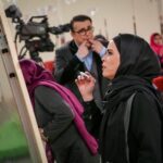 Melika Sharifinia Instagram - ا این خندوانه‌ی جذاب در کنار رامبد جوان خلاق و دوست داشتنی داور عزیزمون آقا سپند امیرسلیمانی سانیای خوشگلم ، هم تیمیِ بی‌نظیر سامان و لیندای عزیز و جناب‌ خانِ دست و پا شکسته !! 😂 حسابی خوش گذشت جاتون خالی ❤️ ا حالا بگین ببینم ، دوست داشتین ؟ با ادابازیِ مورفی‌ها حال کردین یا نههههه؟؟ 😀 ا پ.ن : کَل‌کل‌ِ مورفی‌ها فقط و فقط برای جذاب‌تر شدن مسابقه بوده و هیچ ارزش دیگری ندارد 😬 ا تکرار ساعت : ۳ بامداد ، ۷ صبح ، ۱۱ صبح و ۵ بعد از ظهر ا لباس زیبا از دوست مهربونم @mmmahi_ ❤️ شالی که دوستش می‌دارم از عزیز هنرمند @paniz.style 🌹