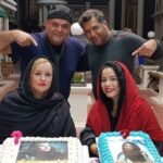 Melika Sharifinia Instagram - ا یک سورپرایز جذاب دیگه از گروهی که واقعا همتا نداره ! ❤️ تولد من و نعیمه‌ی قشنگم که دیروز بود تولدت مبارک خوشگل بی نظیرم 💋❤️💋 امیدوارم سال فوق العاده‌ای برات باشه زیبای من 😍 @naeemehnezamdoost 👈❤️💋😍 همیشه گفتم ، به همه گفتم ، بازم می‌گم بچه های گل و بلبل مثل یک خانواده می‌مونن چنان شور و عشقی در این گروه موج می‌زنه که آدم یادش می‌ره اومده سر کار ! روزایی که هستی انگار خونه‌ی خودتی روزایی که نیستی حسابی دلت تنگ میشه تک تک شون انقدر خوش‌قلب و مهربونن که احساس می‌کنی باید آدم خیلی بهتری بشی تا لیاقت هم‌نشینی شون رو داشته باشی 🙏🏻🌹 مرسی که هستین عزیزای دل من ممنونم از لطف و محبت تک تک‌تون مرسی که انقدر خوب و مهربونین بدجوری شرمنده‌ کردین دلم به داشتنتون گرمه سنگ تموم گذاشتین عاشقتونم 🙏🏻❤️ ا تشکر ویژه از کارگردان بی‌نظیرمون آقای احمد درویشعلی‌پور عزیز 🌹 @ahmad_darvishalipour و نویسنده ی عزیزمون آقای محمد درویشعلی پور🌹 @mohammaddarvish همچنین آقای مسلم آقاجانزاده تهیه کننده‌ی دوست داشتنی‌مون 🌹 و محمدحسین خلیفه‌ی عزیز و مهربون @mohammadhoseynkhalifeh که همگی باعث و بانی این شب خاطره‌انگیز بودن ا 🌹🌹🌹🌹🌹🙏🏻🙏🏻🙏🏻🌹🌹🌹🌹🌹