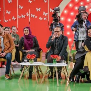 Melika Sharifinia Instagram - ا
این خندوانه‌ی جذاب 
در کنار رامبد جوان خلاق و دوست داشتنی 
داور عزیزمون آقا سپند امیرسلیمانی
سانیای خوشگلم ، هم تیمیِ بی‌نظیر
سامان و لیندای عزیز
و جناب‌ خانِ دست و پا شکسته !! 😂
حسابی خوش گذشت جاتون خالی ❤️
ا
حالا بگین ببینم ، دوست داشتین ؟ 
با ادابازیِ مورفی‌ها حال کردین یا نههههه؟؟ 😀
ا
پ.ن : کَل‌کل‌ِ مورفی‌ها فقط و فقط برای جذاب‌تر شدن 
مسابقه بوده و هیچ ارزش دیگری ندارد 😬
ا
تکرار ساعت : ۳ بامداد ، ۷ صبح ، ۱۱ صبح و  ۵ بعد از ظهر 
ا
لباس زیبا از دوست مهربونم @mmmahi_ ❤️
شالی که دوستش می‌دارم از عزیز هنرمند @paniz.style 🌹