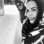 Melika Sharifinia Instagram - ا امسال هیچ سالِ خوبی نبود حداقل برای ما نبود سالی که دل‌مون بخواد در بهارش خلاصه بشه و تا ابد درجا بزنه سال نیست ! سالی که بی رحمانه اتفاقاتِ ناخوشایند و بی‌منطقش رو به وجودِ بی‌دفاعمون بکوبه و بی تفاوت از آرزوهای ساده‌مون رد شه سال نیست ! سالی که من اشک‌های بی پایانِ تو رو ببینم و هیــــــچ . . . هیـــــــــــچ هیچ کاری از دستم بر نیاد سال نیست ! عشق من سالی که تو نتونی روز « پدر » مهربونت رو در آغوشِ امنش جشن بگیری ناسالِ زشتِ لعنتی‌ست... ا @anahitadorri 🖤 ا عکس مال روزی‌ست که حافظ برای اولین بار به ما دروغ گفت ! یوسف گم‌گشته باز آید به کنعان غم مخور !!ا و ما در چه لبخند دروغینی غوطه می‌خوردیم... ا ا #ضیاالدین_دری #آناهیتادری #علی_دری #نویددری #سوگ #روزپدر #جای_خالی #ملیکا_شریفی_نیا #رفیق #عشق #رفیق_قدیمی #صمیمی_ترین #یاور #شریک_غم #کیف_انگلیسی #کلاه_پهلوی #کارگردان_بزرگ_سینمای_ایران #آدم_حسابی #حیف