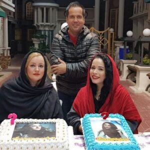 Melika Sharifinia Instagram - ا
یک سورپرایز جذاب دیگه 
از گروهی که واقعا همتا نداره ! ❤️
تولد من و نعیمه‌ی قشنگم که دیروز بود 
تولدت مبارک خوشگل بی نظیرم 💋❤️💋
امیدوارم سال فوق العاده‌ای برات باشه زیبای من 😍
@naeemehnezamdoost 👈❤️💋😍
همیشه گفتم ، به همه گفتم ، بازم می‌گم 
بچه های گل و بلبل مثل یک خانواده می‌مونن 
چنان شور و عشقی در این گروه موج می‌زنه 
که آدم یادش می‌ره اومده سر کار ! 
روزایی که هستی انگار خونه‌ی خودتی 
روزایی که نیستی حسابی دلت تنگ میشه 
تک تک شون انقدر خوش‌قلب و مهربونن
که احساس می‌کنی باید آدم خیلی بهتری بشی
تا لیاقت هم‌نشینی شون رو داشته باشی 🙏🏻🌹
مرسی که هستین عزیزای دل من 
ممنونم از لطف و محبت تک تک‌تون 
مرسی که انقدر خوب و مهربونین 
بدجوری شرمنده‌ کردین 
دلم به داشتنتون گرمه 
سنگ تموم گذاشتین 
عاشقتونم 🙏🏻❤️
ا
تشکر ویژه از کارگردان بی‌نظیرمون 
آقای احمد درویشعلی‌پور عزیز 🌹
@ahmad_darvishalipour 
و نویسنده ی عزیزمون 
آقای محمد درویشعلی پور🌹
@mohammaddarvish 
همچنین آقای مسلم آقاجانزاده 
تهیه کننده‌ی دوست داشتنی‌مون 🌹
و محمدحسین خلیفه‌ی عزیز و مهربون 
@mohammadhoseynkhalifeh 
که همگی باعث و بانی این شب خاطره‌انگیز بودن ا
🌹🌹🌹🌹🌹🙏🏻🙏🏻🙏🏻🌹🌹🌹🌹🌹