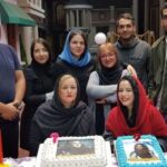 Melika Sharifinia Instagram - ا یک سورپرایز جذاب دیگه از گروهی که واقعا همتا نداره ! ❤️ تولد من و نعیمه‌ی قشنگم که دیروز بود تولدت مبارک خوشگل بی نظیرم 💋❤️💋 امیدوارم سال فوق العاده‌ای برات باشه زیبای من 😍 @naeemehnezamdoost 👈❤️💋😍 همیشه گفتم ، به همه گفتم ، بازم می‌گم بچه های گل و بلبل مثل یک خانواده می‌مونن چنان شور و عشقی در این گروه موج می‌زنه که آدم یادش می‌ره اومده سر کار ! روزایی که هستی انگار خونه‌ی خودتی روزایی که نیستی حسابی دلت تنگ میشه تک تک شون انقدر خوش‌قلب و مهربونن که احساس می‌کنی باید آدم خیلی بهتری بشی تا لیاقت هم‌نشینی شون رو داشته باشی 🙏🏻🌹 مرسی که هستین عزیزای دل من ممنونم از لطف و محبت تک تک‌تون مرسی که انقدر خوب و مهربونین بدجوری شرمنده‌ کردین دلم به داشتنتون گرمه سنگ تموم گذاشتین عاشقتونم 🙏🏻❤️ ا تشکر ویژه از کارگردان بی‌نظیرمون آقای احمد درویشعلی‌پور عزیز 🌹 @ahmad_darvishalipour و نویسنده ی عزیزمون آقای محمد درویشعلی پور🌹 @mohammaddarvish همچنین آقای مسلم آقاجانزاده تهیه کننده‌ی دوست داشتنی‌مون 🌹 و محمدحسین خلیفه‌ی عزیز و مهربون @mohammadhoseynkhalifeh که همگی باعث و بانی این شب خاطره‌انگیز بودن ا 🌹🌹🌹🌹🌹🙏🏻🙏🏻🙏🏻🌹🌹🌹🌹🌹