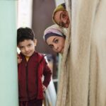 Melika Sharifinia Instagram - . کتونی زرنگی عجیب‌ترین کمدی‌‌‌ که تا حالا کار کردم ! با یک کارگردان فوق‌العاده جالب و درجه یک👌 مغزشو می‌خرم !! @alimolagholipoor 🌹 . سریال تلویزیونی «کتونی زرنگی» به کارگردانی #علی_ملاقلی_پور و تهیه‌کنندگی #محمدرضا_شفاه از نیمه گذشت . هدایت هاشمی، افسانه چهره آزاد، ملیکا شریفی‌نیا، علی سلیمانی، علیرضا جعفری ، مصطفی ساسانی با هنرمندی محمود جعفری بازیگران اصلی و رادمهر رزمجوی و عماد شعبانی بازیگران خردسال «کتونی زرنگی» را تشکیل می‌دهند. . #کتونی_زرنگی یک کمدی پرانرژی اجتماعی‌ است که نگارش فیلمنامه آن را محسن ملکی و حسین حقیقی برعهده داشته‌اند . در خلاصه داستان «کتونی زرنگی» آمده است: "آقام همیشه میگه زِرنگ ته چاهه... ولی نمی‌دونه اگه من ته چاهم باشم، کفترِ چاهی‌ام، بالاخره می‌پرم!" . طبق برنامه‌ریزی‌ها قرار است این سریال در زمستان امسال روی آنتن شبکه سه برود ا عکس‌ها از @hamid.zarrabi👌🌹 . #ملیکا_شریفی_نیا #سریال #شبکه۳ #خنده #کمدی #کتونی_زرنگی #زمستان #هدایت_هاشمی #افسانه_چهره_آزاد
