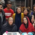 Melika Sharifinia Instagram - ا یک سورپرایز جذاب دیگه از گروهی که واقعا همتا نداره ! ❤️ تولد من و نعیمه‌ی قشنگم که دیروز بود تولدت مبارک خوشگل بی نظیرم 💋❤️💋 امیدوارم سال فوق العاده‌ای برات باشه زیبای من 😍 @naeemehnezamdoost 👈❤️💋😍 همیشه گفتم ، به همه گفتم ، بازم می‌گم بچه های گل و بلبل مثل یک خانواده می‌مونن چنان شور و عشقی در این گروه موج می‌زنه که آدم یادش می‌ره اومده سر کار ! روزایی که هستی انگار خونه‌ی خودتی روزایی که نیستی حسابی دلت تنگ میشه تک تک شون انقدر خوش‌قلب و مهربونن که احساس می‌کنی باید آدم خیلی بهتری بشی تا لیاقت هم‌نشینی شون رو داشته باشی 🙏🏻🌹 مرسی که هستین عزیزای دل من ممنونم از لطف و محبت تک تک‌تون مرسی که انقدر خوب و مهربونین بدجوری شرمنده‌ کردین دلم به داشتنتون گرمه سنگ تموم گذاشتین عاشقتونم 🙏🏻❤️ ا تشکر ویژه از کارگردان بی‌نظیرمون آقای احمد درویشعلی‌پور عزیز 🌹 @ahmad_darvishalipour و نویسنده ی عزیزمون آقای محمد درویشعلی پور🌹 @mohammaddarvish همچنین آقای مسلم آقاجانزاده تهیه کننده‌ی دوست داشتنی‌مون 🌹 و محمدحسین خلیفه‌ی عزیز و مهربون @mohammadhoseynkhalifeh که همگی باعث و بانی این شب خاطره‌انگیز بودن ا 🌹🌹🌹🌹🌹🙏🏻🙏🏻🙏🏻🌹🌹🌹🌹🌹
