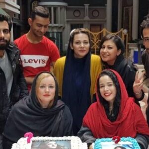 Melika Sharifinia Instagram - ا
یک سورپرایز جذاب دیگه 
از گروهی که واقعا همتا نداره ! ❤️
تولد من و نعیمه‌ی قشنگم که دیروز بود 
تولدت مبارک خوشگل بی نظیرم 💋❤️💋
امیدوارم سال فوق العاده‌ای برات باشه زیبای من 😍
@naeemehnezamdoost 👈❤️💋😍
همیشه گفتم ، به همه گفتم ، بازم می‌گم 
بچه های گل و بلبل مثل یک خانواده می‌مونن 
چنان شور و عشقی در این گروه موج می‌زنه 
که آدم یادش می‌ره اومده سر کار ! 
روزایی که هستی انگار خونه‌ی خودتی 
روزایی که نیستی حسابی دلت تنگ میشه 
تک تک شون انقدر خوش‌قلب و مهربونن
که احساس می‌کنی باید آدم خیلی بهتری بشی
تا لیاقت هم‌نشینی شون رو داشته باشی 🙏🏻🌹
مرسی که هستین عزیزای دل من 
ممنونم از لطف و محبت تک تک‌تون 
مرسی که انقدر خوب و مهربونین 
بدجوری شرمنده‌ کردین 
دلم به داشتنتون گرمه 
سنگ تموم گذاشتین 
عاشقتونم 🙏🏻❤️
ا
تشکر ویژه از کارگردان بی‌نظیرمون 
آقای احمد درویشعلی‌پور عزیز 🌹
@ahmad_darvishalipour 
و نویسنده ی عزیزمون 
آقای محمد درویشعلی پور🌹
@mohammaddarvish 
همچنین آقای مسلم آقاجانزاده 
تهیه کننده‌ی دوست داشتنی‌مون 🌹
و محمدحسین خلیفه‌ی عزیز و مهربون 
@mohammadhoseynkhalifeh 
که همگی باعث و بانی این شب خاطره‌انگیز بودن ا
🌹🌹🌹🌹🌹🙏🏻🙏🏻🙏🏻🌹🌹🌹🌹🌹