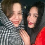 Melika Sharifinia Instagram - ا به نظر من لذت هیچ شبی به پای شب‌های خواهرانه نمی‌رسه 😍 مگر اینکه چاشنیِ مادر و پدر بهش اضافه بشه ‌ ا خلاصه کههه این شبی که می‌گم ...... ؟ ا @mehraveee ♥️ ا #ملیکا_شریفی_نیا #مهراوه_شریفی_نیا #خواهرانه👭 #عشق #زندگی #چای #شب #تهران #ملیکامهراوه #♥️