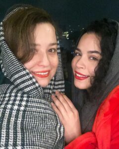 Melika Sharifinia Instagram - ا به نظر من لذت هیچ شبی به پای شب‌های خواهرانه نمی‌رسه 😍 مگر اینکه چاشنیِ مادر و پدر بهش اضافه بشه ‌ ا خلاصه کههه این شبی که می‌گم ...... ؟ ا @mehraveee ♥️ ا #ملیکا_شریفی_نیا #مهراوه_شریفی_نیا #خواهرانه👭 #عشق #زندگی #چای #شب #تهران #ملیکامهراوه #♥️