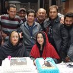 Melika Sharifinia Instagram - ا یک سورپرایز جذاب دیگه از گروهی که واقعا همتا نداره ! ❤️ تولد من و نعیمه‌ی قشنگم که دیروز بود تولدت مبارک خوشگل بی نظیرم 💋❤️💋 امیدوارم سال فوق العاده‌ای برات باشه زیبای من 😍 @naeemehnezamdoost 👈❤️💋😍 همیشه گفتم ، به همه گفتم ، بازم می‌گم بچه های گل و بلبل مثل یک خانواده می‌مونن چنان شور و عشقی در این گروه موج می‌زنه که آدم یادش می‌ره اومده سر کار ! روزایی که هستی انگار خونه‌ی خودتی روزایی که نیستی حسابی دلت تنگ میشه تک تک شون انقدر خوش‌قلب و مهربونن که احساس می‌کنی باید آدم خیلی بهتری بشی تا لیاقت هم‌نشینی شون رو داشته باشی 🙏🏻🌹 مرسی که هستین عزیزای دل من ممنونم از لطف و محبت تک تک‌تون مرسی که انقدر خوب و مهربونین بدجوری شرمنده‌ کردین دلم به داشتنتون گرمه سنگ تموم گذاشتین عاشقتونم 🙏🏻❤️ ا تشکر ویژه از کارگردان بی‌نظیرمون آقای احمد درویشعلی‌پور عزیز 🌹 @ahmad_darvishalipour و نویسنده ی عزیزمون آقای محمد درویشعلی پور🌹 @mohammaddarvish همچنین آقای مسلم آقاجانزاده تهیه کننده‌ی دوست داشتنی‌مون 🌹 و محمدحسین خلیفه‌ی عزیز و مهربون @mohammadhoseynkhalifeh که همگی باعث و بانی این شب خاطره‌انگیز بودن ا 🌹🌹🌹🌹🌹🙏🏻🙏🏻🙏🏻🌹🌹🌹🌹🌹
