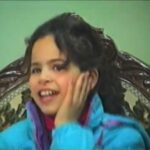 Melika Sharifinia Instagram - . و بالاخره ، سی و سه سالگی این آشوبِ پر شهامت و رُند ! بچه که بودم دلم می‌خواست زودتر بزرگ بشم الان که بزرگ شدم... بسیااااار از این موضوع خوشحالم ! چیه فکر کردین الان می‌گم دلم می‌خواست بچه بودم؟ نخیر ! بنده به شدت خوشحالم که بزرگ‌شدم هیچ علاقه‌ای هم به قایم کردن سنم ندارم حالا می‌خواد سی و سه سال باشه می‌خواد سیصد و سی و سه سال ! خواستم یه متن بلند بالای تولدانه بنویسم که یهو پستِ مهرا‌وه بهم سرایت کرد و گفتم به جای ردیف کردن اون حرفا این فیلم قدیمی رو براتون بذارم ببینین مربوط به پشت صحنه‌ی فیلم سینمایی اشک و لبخنده اولین جلسه‌ی آشنایی من با آقای قریبیان عزیز و خانوم مهناز افضلی مهربان 🌹 قبلش ۵ تا فیلم سینمایی بازی کرده بودم ولی این اولین فیلمی بود که ازش یه جورایی حقوق گرفتم ! اونم چون به عنوان دستمزد برامون عروسک خریدن البته بنده سر فیلم قبلی عروسک محبوب مهراوه ، خانوم «موطلایی» رو با اصرار برده بودم سر کار و قول داده بودم که بهش پس می‌دن که هیچوقت این اتفاق نیفتاد ! در نتیجه از کپن عروسکیم استفاده کردم و برای مهراوه یه عروسک شبیهش رو خریدم که البته هیچوقت براش موطلایی نشد... 😕 همین‌جا جا داره باز هم معذرت خواهی کنم ازش 😂♥️ ا اینجا هشت سالمه ، بچه‌ی شر و الکی بخندی بودم !!ا خدارو شکر تو‌ فیلم اصلا معلوم نیست !!!!! 😐 ا مرسی از علی بیگدلی عزیز برای فرستادن این فیلم 🙏🏻🌹 @ali.bigdeli ا خیلی از عزیزانی که با ما در این فیلم بودن به رحمت خدا رفتن از جمله کارگردان نازنین فیلم آقای شاپور قریب دوست‌داشتنی و‌مهربان... روحشون شاد یادشون سبز 🌱 ا ا #ملیکا_شریفی_نیا #تولد #سی_و_سه_سالگی #خاطره #لبخند #سینما #فیلم #بازیگر #بازیگران_زن #بازیگری #پشت_صحنه
