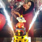 Melika Sharifinia Instagram - ا من عاشق مناسبت ها هستم مناسبت ها این روزهای جذاب و لازم که باعث می‌شوند ما این موجودات عاشق هر از چند گاهی شاید کمی بیشتر کمی فکر شده تر عشق بورزیم و عشق بگیریم از کسانی که بی‌واسطه دوستمان ‌دارند و ذوق ها کنیم از این خاطره‌سازی‌‌ جذاب و کیف ها کنیم از این عاشقانگی ناب من عاشق عشق ورزیدن هستم و عاشق‌ترِ کسانی که خوب یاد گرفته‌اند این‌گونه عشق ورزیدن را ❤️ ا ا پ ن : اونی که روی کیک نشسته منم ! 😍 حالا دلیلش رو شما به روی خودتون نیارین 😶 آبانی‌ام دیگه... طبیعی که نمی‌تونم باشم !! 😂 ا پست با تاخیر گذاشته شده من متولد ۲۱ آبان هستم 😌🌹 ا کیک زیبا از @rolleta_cake 🙏🏻🌹 ا #ملیکاشریفی_نیا #ملیکا_شریفی_نیا #تولد #عشق #سورپرایز #incredibles2 #jackjackincredible #babyjackjack #jack_jack #آبانی #۲۱آبان #عشقولانه #خانواده #دوستان_خوب #عزیزان #زندگی