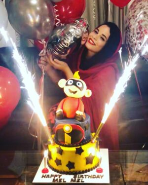 Melika Sharifinia Instagram - ا
من 
عاشق 
مناسبت ها هستم 
مناسبت ها 
این روزهای جذاب و لازم
که باعث می‌شوند ما 
این موجودات عاشق 
هر از چند گاهی 
شاید کمی بیشتر 
کمی فکر شده تر 
عشق بورزیم
و عشق بگیریم 
از کسانی که 
بی‌واسطه دوستمان ‌دارند 
و ذوق ها کنیم 
از این خاطره‌سازی‌‌ جذاب
و کیف ها کنیم 
از این عاشقانگی ناب 
من 
عاشق 
عشق ورزیدن هستم
و عاشق‌ترِ کسانی 
که خوب یاد گرفته‌اند 
این‌گونه عشق ورزیدن را ❤️
ا
ا
پ ن : اونی که روی کیک نشسته منم ! 😍
حالا دلیلش رو شما به روی خودتون نیارین 😶 
آبانی‌ام دیگه... طبیعی که نمی‌تونم باشم !! 😂
ا
پست با تاخیر گذاشته شده من متولد ۲۱ آبان هستم 😌🌹
ا
کیک زیبا از @rolleta_cake 🙏🏻🌹
ا
#ملیکاشریفی_نیا #ملیکا_شریفی_نیا #تولد #عشق #سورپرایز  #incredibles2 #jackjackincredible #babyjackjack #jack_jack #آبانی #۲۱آبان #عشقولانه #خانواده #دوستان_خوب  #عزیزان  #زندگی