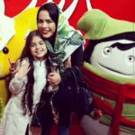 Melika Sharifinia Instagram - ا به بهانه‌ی پایان پخشِ بالشها در ایام نوروز عکسِ قدیمی با ترنم خانوم خوشگل بازیگر با استعدادِ بالشها ❤️ ا بالشها رو دوست داشتین؟ در نوروز ۹۸ برای بار چندم دیدینش؟!ا ا راستش رفتم تو پیج بالشها کلی عکس جذاب دیدم از طرفدارای فسقلی و خوشگلمون دلم رفت و دلم نیومد چند تاشونو براتون نذارم ! انقدر زیادن که همه‌شون جا نشدن ولی تو خودِ پیج بالشها همه‌ش هست و می‌تونین ببینین جذابیت ماجرا برام از جایی شروع شد که دیدم چندین نفر قبل از اینکه عروسک‌های بالشها ساخته بشه و به بازار بیاد خودشون برای بچه‌هاشون درست کرده بودن ! 😌 واقعا لذت بردم و‌افتخار کردم به این اتفاق و چون می‌دونم ساختن این عروسک‌ها چقدر کار سخت و زمان بَریه گفتم بیام بهتون بگم از کجا می‌تونین تهیه‌شون کنین عکس های دوم تا پنجم هنر دستان شما مادران عزیزه 🌹 و عکس‌های پنجم به بعد عروسک‌های کارخونه‌ای عکس آخر هم که عاشقش هستم نقاشی از روی سی‌دیِ من و عمو‌پورنگه! که بدجوری دلم رفت برای نقاشِ کوچولوششش😍 ا عاشقتونم و کارِ کودک افتخار منه... 👑❤️ ا پیج بالشها 👈 @baleshha 👉 ا جهت خرید عروسک‌های بالشها 👈 @piccolo20toys 👉