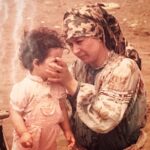 Melika Sharifinia Instagram - ا بینندگان عزیز همان‌طور که ملاحظه می‌فرمایید قدیم‌ها پس از شن بازی کنار ساحل، بچه‌های شَر را (دقت کنید، شَر را !) به این صورت تمیز می‌کردند ! ابتدا یکی از دست‌ها را به طور کامل روی مجراهای تنفسی بچه قرار می‌دادند بلکه بعد از چند دقیقه نفس نکشیدن بالاخره بی‌حال شود و کمتر دست و پا بزند تا بتوان مناطق شنی شده را کاملا پاک نمود... همزمان با دستِ دیگر شروع به سوراخ کردنِ گوش وی می‌نمودند تا شنها به نقاط عمیق‌تری از گوش نقل مکان کرده و بچه به طور کامل کر شود ! سپس ، درست زمانی که بچه به دلیل بسته بودنِ حلق و بینی به مرز خفگی رسید ، لای انگشتان را کمی تا قسمتی باز می‌نمودند تا بچه از آن لاماها با تلاش و کوششِ بسیار اندکی اکسیژن گیر بیاورد و نمیرد ! 😶 در نهایت اگر بچه از این عملیات طاقت فرسا جان‌ سالم به در برد ، به عنوان جایزه او را یکباره و بی خبر به درون دریا پرتاب می نمودند تا به صورت خودجوش و با دست و پا زدن‌های بسیار ، شنا یاد بگیرد... اگر در همان ابتدا غرق نشد البته !! خلاصه که اینا برای بعضیا جُکه ولی برای خیلیا خاطره‌ست ! قسمت تمیزکاری همون‌طور که در عکس مشاهده می‌کنید برای بنده خاطره‌ست 😶 ولی در زمینه‌ی شنا یاد گرفتن جُکه خداروشکر ! بیچاره‌ها با همه‌ی توانشون سعی کردن من اصولی شنا یاد بگیرم ، خبر ندارن با چه وضعیتی خودمو تو چهار متری گم و گور می‌کردم تا مربیه سکته کنه ! 😬 از شوخی گذشته واقعا اینهمه تلاش عسل بانو برای ثابت نگه داشتن همچین بچه‌ای شایان تقدیره ! 😂 ا تولدت مبارک عشق بی نظیرم 😍 مرسی که در تمام طول زندگیم این‌جوری مراقبم بودی 🙏🏻 تو واقعا بهترین مادری هستی که خدا می‌تونست برای من در نظر بگیره و بهترین معلم و همدم و رفیق ! خودت می‌دونی که قلب منی نفسم به نفست بنده و دلم به وجودت گرم بمون برام نفسم 💋 @azitahajianofficial ا تولدش پریروز بود در دنیای حقیقی بهش توجه کردم توجه دنیای مجازی با تاخیر شد 🙂🌹