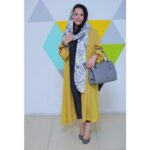 Melika Sharifinia Instagram - ا بفرمائید اینم یه عکس قبل و بعد دیگه، وزنی که از سال ۹۵ حفظش کردم 🥰 همه چیز از روزی شروع شد که به «خودباوری» رسیدم و گفتم اگه دیگران تونستن، بی‌شک من هم می‌تونم اون روز نگفتم از فردا، از شنبه، یا از اول ماه شروع می‌کنم! یادمه یک بشقاب لوبیاپولوی مامان‌پز جلوم بود و می‌خواستم حسابی خدمتش برسم که یکهو همون روز، همون ساعت، در همون لحظه‌ی جادویی و طلایی رنگ کلشو ریختم تو سطل آشغال که دیگه دستم بهش نرسه! و گفتم اگه از این نتونی بگذری، از هیچی نمی‌تونی و اگه «همین الان» شروع نکنی، هیچوقت نمی‌تونی! می‌دونم کار بدی کردم ریختمش دور، ولی در اون لحظه لازم بود چون اگر می‌ذاشتمش دم در بی‌شک یک ربع بعد خودم برش می‌داشتم و می‌خوردمش لازم بود بریزمش توی سطل تا بفهمم هر چیز خوشمزه‌ای جلوم بود لزوما نباید بره توی معده‌م تا یاد بگیرم با بدنم مثل سطل آشغال رفتار نکنم و نگم اگه بمونه حیف میشه و تمامش رو به بدنم تحمیل کنم فقط برای اینکه یه‌وقت حیف نشه! چیزی که از بچگی یادمون دادن و دائم می‌گفتن بشقابتو تمیز کن! نبینم غذا توی بشقابت بمونه البته اونا قطعا می‌خواستن به ما یاد بدن که اندازه‌ی شکم‌مون غذا بکشیم و حیف و میلش نکنیم ولی ما چکار می‌کردیم؟ همیشه اندازه‌‌‌ای که چشم‌هامون چشم‌های پر ولع و هیجان‌زده‌مون سیر بشن غذا می‌کشیدیم و برای حیف نشدن تمامش رو می‌ریختیم توی معده‌های زبون‌بسته‌ای که دائم کش می‌اومدن و کش می‌اومدن تا خودشون رو با اون چشم‌های حریص هماهنگ کنن عجب ظلمی... چه فشاری! اون‌ روز بالاخره تصمیم گرفتم با بدنم مثل یک دوست رفتار کنم دوستی که نمی‌شه هر چیزی رو بهش تحمیل کرد و باید باهاش مهربون باشی تا باهات رفاقت کنه وگرنه ولت می‌کنه به امان خدا و میره که میره که میره! و تو توی تنهای بغض‌آلود روزی از رفتنش باخبر می‌شی و به خودت میای که بین‌تون هزاران سال نوری فاصله افتاده و باید ماه‌ها و سال‌ها بی وقفه تلاش کنی و شبانه‌روز بدوی تا دوباره بتونی دلش‌ رو به دست بیاری و بهش برسی و تنها، تنها، تنها خوبی این ماجرا اینه که «دوباره به‌ هم رسیدنش» قطعیه! چون بدن ما وفادارترین دوست ماست و تلاش و مهربونی رو خیلی خوب می‌فهمه 😌 ا ا عکس دوم از مریم رضوی نازنینم ❤️ @maryamrazavii ❤️ #کیلوریزون #اراده #تغییر #ملیکا_شریفی_نیا #ملیکا_شریفی_نیا #سلامتی #تناسب_اندام #حال_خوب
