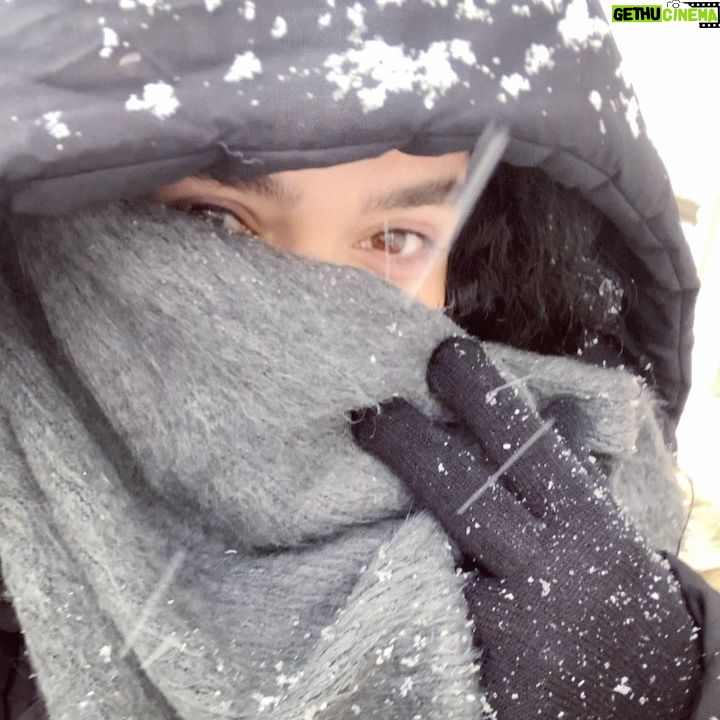 Melika Sharifinia Instagram - . تمرین روز برفی پیاده‌روی به عشق خواهر! . درسته که هیچی نمی‌تونست امروز من رو توی خونه نگه داره ولی هیچ‌کس هم جز تو نمی‌تونست «پیاده‌روی» زیر برف رو اون‌‌قدر جذاب و آسون نشون بده که منِ تنبلِ راه نَرو حاضر شم یک ساعت توی این هوا پیاده‌ راه برم! و بیست تا لباس روی هم بپوشم که یخ نزنم، در نتیجه از گرما بپزم و مسیرو اون‌قدر نزدیک جلوه بده که تمام راه به این فکر کنم که چرا نمی‌رسم بعدم تازه بگه این مسیرو خودش یک ربعه می‌ره!! خلاصه کل این پیاده‌روی به زمزمه کردن یک سری کلمات خاص گذشت که متاسفانه قابل پخش نیستن وگرنه حتما براتون می‌نوشتم! اما خیال‌تون راحت همه رو شخصا به خودش گفتم 🙃 . . #برف #پیاده_روی #خواهر #عشق