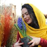 Melika Sharifinia Instagram - . حال و هوای این روزها باید این‌شکلی می‌بود پر از رنگ پر از عشق پر از زندگی . دلم برای پرسه زدن تو تجریش بو کردن گل‌ها شمردن سین‌ها مقایسه‌ی احمقانه‌ی سیرها دنبال اسپند خرد نشده گشتن خرید کردن از دست‌فروش‌ها دعا کردنِ چای فروش‌ها آشنا دیدن میون جمعیت و حال هوای دم عید پر می‌کشه پــــر می‌کـــــشه پــــــــــر می‌کـــــــــــشه . شما دل‌تون برای چی پر می‌کشه؟ . . 📸: @fatemeabedinii 🌹 #عید #نوروز #سال_نو #کرونا #قرنطینه #امید #زندگی