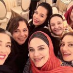 Melika Sharifinia Instagram - ا یک شب جذاب به دعوت خانم معماریان مهربان با عزیزان دل ♥️ که هیچ‌کدوم نیاز به معرفی ندارن و همگی در حرفه‌ی خودشون زبانزد هستن👌 ا مرسی از پانی زیبا که این لحظه رو ثبت کرد 😍 ا @panipana @abyarofficial @mastanehmohajer @golab_adineh @shabnammoghaddami @shirin_bina 🌹 ا #ملیکا_شریفی_نیا #جشن_حافظ #پانته_آ_پناهی_ها #نرگس_آبیار #گلاب_آدینه #مستانه_مهاجر #شبنم_مقدمی #شیرین_بینا