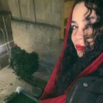 Melika Sharifinia Instagram - . تازگی‌ها باهم قرار می‌گذاریم در خواب‌هایم می‌آید می‌نشیند گپ می‌زنیم گاهی چای می‌نوشیم حتما با ماشین دور می‌زنیم گاهی در سکوت... بی هدف گاهی هم در دورافتاده‌ترین کوچه‌ی خواب‌ در حال تماشای ماه شب چهارده و برفی که تمام حواس‌مان را گرفته با همان صدای خش‌دار و بُرَنده از من «پودر سیر» می‌خواهد ! بلی ، پودر سیر درست در همان ثانیه‌ی بی نقصِ لعنتی که جای هیچ پودر سیری خالی نیست ! چرایش را نمی‌دانم نپرسیدم شاید فکر کردم ، نپرسم بهتر است هر چه باشد آن خوابِ لعنتی مال من است ! آخر در خواب کدام موجود دیوانه‌ای جز من این اتفاق احمقانه می‌افتد ؟ به هر حال نپرسیدم فقط و فقط محو دستانم شدم که در دم ، آن وسط در همان لحظه‌ی پیش‌بینی نشده‌ی حساس پودر سیر حاضر و آماده‌ای از جیبم بیرون آورد ! و محو ترِ قدرت دستانش که آن‌طور قاطعانه پودر سیر را از من گرفت و با اخم ، در جیب سمت راستش گذاشت ! انگار که اتفاق مهمی افتاده باشد و آرام رفت هیچ توضیحی ، چیزی هم نداد که برای چه آن را می‌خواسته بلی ، کاملا بی دلیل و به همان قاطعانگی ! فقط و فقط چون این خواب کسی‌ست که فرصت ایجاد هیچ‌گونه فضای رمانتیکی را نمی‌دهد حتی با او حتی در خواب به همین بی‌دلیلی آن‌هم ! اصلا من هلاک ِهمین بی‌دلیلی ِ حضور پودر سیر در خواب احمقانه‌ام شد‌ام و هلاک‌ترِ بادلیلیِ حضور آن ابله که نمی‌شناسمش حتی و فقط در «خواب» من می‌آید و طوری که هیچ کس بویی نبرد پودر سیرش را می‌گیرد و یواشکی می‌رود پی درست کردنِ پیتزایی چیزی حتما ! اصلا چه کسی می‌داند این بخت‌برگشته‌های آواره‌ی خواب‌هایمان از کجا آمده‌اند و پس از آن بازیِ حساب‌شد‌ه‌‌ی بی‌دلیل چه می‌کنند؟ آیا مثل بچه‌ی آدم می‌روند و در خواب خودشان خیمه می‌زنند یا مثل بچه‌ی نا آدمیزاد راه می‌افتند و هزاران نفر دیگر را هم ۵ دقیقه به ۵ دقیقه به بهانه‌ی پودرهای سیر و پیاز آواره می‌کنند ! اصلا چه کسی می‌داند خودِ من الان از بی‌حاصلیِ خوابِ کدام بخت‌برگشته‌ای می‌آیم و چه ادویه‌‌‌ی احمقانه‌ای در جیبِ سمت راستم است ؟ ا ا مل . ش هذیان‌‌های بی‌امانِ یک خواب‌زده ا ا #ملیکا_شریفی_نیا #خواب #پودرسیر #ج_م !