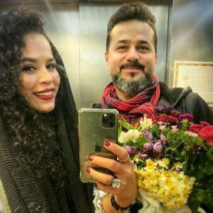 Melika Sharifinia Instagram - .
قویا معتقدم 
که تو 
برای این به دنیا اومدی 
که من 
همیشه دلیلی برای بلند بلند خندیدن
و کیلو کیلو حرص خوردن داشته باشم! 
توی دیوانه 
تنها کسی هستی که‌ می‌تونه 
در اوج عصبانیت 
من رو با تمام وجودم بخندونه 
و در اوج شادی 
کاری کنه که از عصبانیت منفجر بشم!! 
توی دیوانه‌ی بدقول 
تنها کسی هستی که می‌تونه 
ساعت‌ها برای عکاسی از من وقت بذاره 
و هیچ‌وقت اون عکس‌ها رو بهم نده! 
توی دیوانه‌ی بدقولِ لعنتی 
تنها کسی هستی که می‌تونه 
همه‌ی سفارش‌هارو اشتباه و پس و‌ پیش بگیره
ولی توسط من به قتل نرسه! 
توی دیوانه‌ی بدقولِ لعنتیِ دوست‌داشتنی 
تنها کسی هستی که می‌تونه 
یهو سه ماه نباشه و نباشه و نباشه 
ولی هر لحظه از هر ماه 
یادش تو قلب من جاری باشه ♥️
.
ای «جگ» جذاب و هنرمندم 
مرسی که به دنیا اومدی 
تو اگه نبودی
دنیای من این‌طور «سبزآبی» نبود 
تولدت مبارک 💚💙
@ahmadreza_shojaei 
.
پ‌ن: عکس مربوط به پارسال پاییزه
اون موقع که کرونایی در کار نبود
انگار هزار سال پیش بود!
یادش بخیر 
.
#تولد #پسرعمه #عزیز #عشق #شهریور