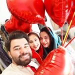 Melika Sharifinia Instagram - . هم‌زمانی روز عشاق و روز زن با شب پایانی سریال کتونی‌زرنگی رو به فال نیک می‌گیریم ♥️ وقتی یک گروه کار‌بلد و درجه‌یک ، با عشق تمام ماه‌ها در شرایط سخت و طاقت‌فرسا ، زیر برف و بارون در لوکیشن‌های بسیار دور و فاقد امکانات شبانه‌روز کار می‌کنن تا برای لحظاتی هرچند کوتاه خنده رو مهمون لب‌های مردم ‌عزیز کشورشون کنن کم‌ترین توقع اینه که زحمات‌شون دیده بشه و من شک ندارم که بالاخره این اتفاق می‌افته و لبخند رو به لب‌های تک‌تک بچه‌های زحمت‌کش گروه دوست‌داشتنی‌مون هدیه می‌ده دیر یا زود ا روز عشاق و «زن» که خودِ عشقه مبارک ♥️ ا #سریال #شبکه_سه #تلویزیون #علی_ملاقلی_پور #ملیکا_شریفی_نیا #کمدی #خنده #لبخند #انتظار