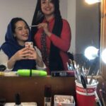 Melika Sharifinia Instagram - ا این فیلم خاطره انگیز رو گذاشتم که یک نکته‌ی خیلی مهم درباره‌ی گریمم بهتون بگم اونم اینه که، دست گریمور ‌بی‌نظیرم رو می‌بوسم ، که نه در حرفه‌ش چیزی کم داره نه در انسانیت و شخصیت‌و خانومی❤️ چیزی که این روزها در هر کسی پیدا نمی‌شه👌😌👏 خواستم اینو بدونین که همه چیز دست گریمور نیست و ایشون کارشون رو با نهایت دقت و حوصله و توانایی انجام دادن دلایل مختلفی برای انتخاب این مدل ابرو وجود داشته که ربطی به سلیقه‌ی شخصی کسی نداره و مربوط به باید و نبایدهای ظاهری هر نقش میشه🌹 مرسی که درک می‌کنید و احترام می‌ذارید 🙏🏻😌 ا سپیده‌ی بی‌نظیرم ممنونم ازت که ماه‌ها ، هر روز و هر شب با جون و دل گریمم کردی و حتی وقتی داشتیم بین سکانس‌ها چایی می‌خوردیم هم تمام حواست به گریم من بود ! تو بی شک بهترین گریموری هستی که یک بازیگر می‌تونه در کنارش داشته باشه ، خودت خوب می‌دونی کجای قلب منی... بهت افتخار می‌کنم 😌 🙏🏻🌹 @sepidehkazemii 💋❤️ ا پ ن : این فیلم برام خیلی عزیزه چون تقریبا همه‌ی بچه‌های کار تو این فیلم حضور دارن و ممکنه درست معلوم نباشه ولی هر کدومشون‌ اقلا یه بار جلوی این دوربین اومدن ! 😀 کلی هم براتون شیرین کاری کردن که متاسفانه اصلا در اون حدی که زحمت کشیدن معلوم نیست ! 😂 دمتون گرم بچه‌ها که دلتون نیومد ما تنهایی گریم کنیم 😍❤️