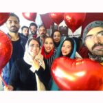 Melika Sharifinia Instagram - . هم‌زمانی روز عشاق و روز زن با شب پایانی سریال کتونی‌زرنگی رو به فال نیک می‌گیریم ♥️ وقتی یک گروه کار‌بلد و درجه‌یک ، با عشق تمام ماه‌ها در شرایط سخت و طاقت‌فرسا ، زیر برف و بارون در لوکیشن‌های بسیار دور و فاقد امکانات شبانه‌روز کار می‌کنن تا برای لحظاتی هرچند کوتاه خنده رو مهمون لب‌های مردم ‌عزیز کشورشون کنن کم‌ترین توقع اینه که زحمات‌شون دیده بشه و من شک ندارم که بالاخره این اتفاق می‌افته و لبخند رو به لب‌های تک‌تک بچه‌های زحمت‌کش گروه دوست‌داشتنی‌مون هدیه می‌ده دیر یا زود ا روز عشاق و «زن» که خودِ عشقه مبارک ♥️ ا #سریال #شبکه_سه #تلویزیون #علی_ملاقلی_پور #ملیکا_شریفی_نیا #کمدی #خنده #لبخند #انتظار