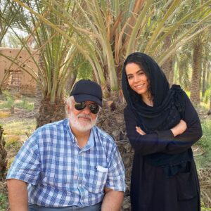 Melika Sharifinia Instagram - .
تو گرمای هلاک کننده‌ی آبادان 
زیر آفتابِ داغ نشسته بود
رفتم پیشش
گفتم: حاجی خوبین؟ 
گفت: نه 
گفتم: چرا؟ 
گفت: گرمه 
گفتم: خب توی اتوبوس بشینین این‌جوری حال‌تون بد می‌شه‌ها
گفت: مگه بقیه می‌تونن تو اتوبوس بشینن، که من بشینم؟
لال شدم 
از این‌ حجم شعور 
این میزان احساس مسئولیت 
و این دیدگاه ارزشمند و درست 
که این روزها در کمتر کسی دیده می‌شه!
همون موقع مبایلم رو دادم به بچه‌ها 
تا این عکسو بگیرن 
دلم می‌خواست اون لحظه 
تا ابد در خاطرم زنده بمونه♥️
.
دم شما گرم حاج آقا سعدی عزیز ما 
تهیه‌کننده‌ی بی‌نظیر نجلا 
مرسی که در اون لحظات سخت 
 پابه‌پای ما زیر آفتاب نشستین 
تا احساس خستگی نکنیم 
همکاری با شما باعث افتخار من‌ بود
سایه‌تون از سر ما و سینما کم نشه🌹
.
.
#نجلا #سعیدسعدی #تهیه_کننده #درجه_یک  #عشق