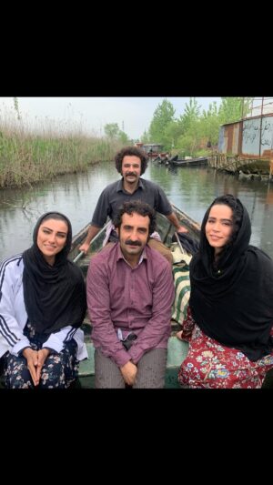 Melika Sharifinia Instagram - .
نجلا هم تموم شد 
بعد از ده ماه کار طاقت‌فرسا 
درست یک روز مونده به پخش قسمت آخر 
بالاخره آخرین روز فیلم‌برداری رو جشن گرفتیم 
امیدوارم نتیجه‌ی این‌همه زحمت 
تونسته باشه راهی به قلب شما پیدا کنه ♥️ 
.
اولین ویدئو مال سه روز پیشه 
و دومی مال قبل‌تر، دیدار ما با عمه 
دلیل این‌که پشت هم قرارشون دادم 
جمله‌ی قشنگ عمه خانوم بود، وصف‌حال ما
بعدِ مدت‌ها دوری، غم هجران 
امروز بالاخره دوباره به هم رسیدیم ♥️
.
ایشالا همه‌ی عشاق به هم برسن
ایشالا هیچ‌کس از عزیزش دور نباشه 🙏🏻
.
خسته نباشید می‌گم 
به گروه درجه‌یک و خستگی‌ناپذیر نجلا
که با وجود همه‌ی مشکلات
موندن و جنگیدن و عشق ورزیدن
 تا این کار، آبرومندانه به پایان برسه 🙏🏻🌹
.
ویدئوی پشت صحنه بسیاره 
از تمام سختی‌ها و خوشی‌ها 
قبل از پخش کامل سریال امکانش نبود 
حالا چندتا رو براتون می‌ذارم ببینین
مرسی که همراه ما بودین 🙋🏻‍♀️
.
.
#سریال #تلویزیون #ماه_رمضان #عید #نجلا #نجلا۲ #عشق #جنگ #رفاقت #هجران #وصال #غم #شادی #زندگی #پشت_صحنه