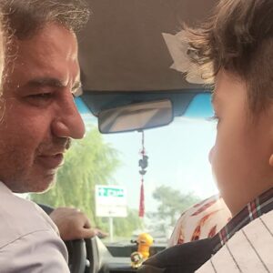 Melika Sharifinia Instagram - .
عشقت به بچه‌ها مثال‌زدنی بود
بچه‌ها هم به عشق تو می‌اومدن سر کار
که هر روز با یه بازی جدید سرگرم‌شون کنی 
در طول ۵ ماه کار سخت توی سرما 
حتی یک بار بدون لبخند ندیدمت 
همیشه سرشار از انرژی و زندگی بودی 
فقدان همچین پدری واقعا دردناکه
.
خدا صبر بده
 به دختر نازنینت
همسر عزیزت
و رفقای بی‌شمارت
که تمام خاطرات‌شون با تو شروع می‌شه
رفتن انسانی با این میزان عشق به زندگی باورنکردنیه
روحت شاد
.
.
 پشت صحنه‌ی سریال کتونی زرنگی که همچنان توقیفه... 
.
.
#علی_سلیمانی #روحت_شاد #کتونی_زرنگی #کرونا