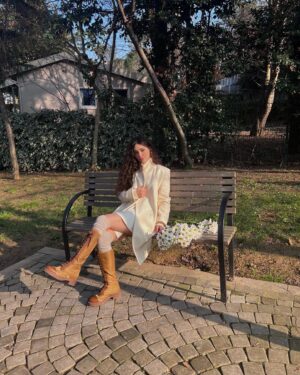 Melike İpek Yalova Instagram - Papatya alip, saclari benle ayni model bi kediyle tanisip jet hiziyla eve geri dondum. Cunku beni biliyosunuz. EVVV yani 😏🧡
