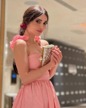 Melike İpek Yalova Instagram - Gecenin sonunda ayaklarim 45 numara oldu ve kafamda sadece sarilip yilana caliyo ama sonucta cok ozledigim insanlari gordum❤️
Gnight