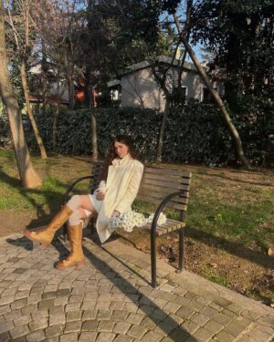 Melike İpek Yalova Instagram - Papatya alip, saclari benle ayni model bi kediyle tanisip jet hiziyla eve geri dondum. Cunku beni biliyosunuz. EVVV yani 😏🧡