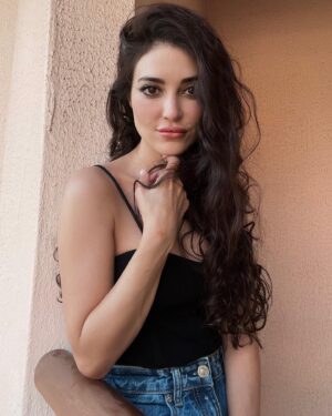 Melike İpek Yalova Instagram - A brief moment of balkoning🤓
🤎