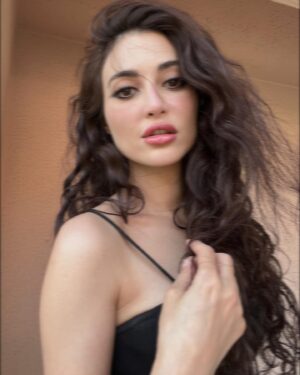 Melike İpek Yalova Instagram - A brief moment of balkoning🤓
🤎