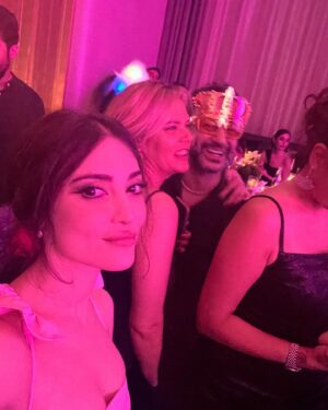 Melike İpek Yalova Instagram - Gecenin sonunda ayaklarim 45 numara oldu ve kafamda sadece sarilip yilana caliyo ama sonucta cok ozledigim insanlari gordum❤️
Gnight
