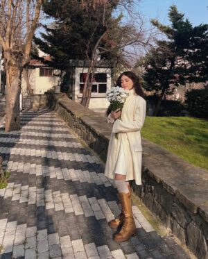 Melike İpek Yalova Instagram - Papatya alip, saclari benle ayni model bi kediyle tanisip jet hiziyla eve geri dondum. Cunku beni biliyosunuz. EVVV yani 😏🧡