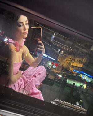 Melike İpek Yalova Instagram - Gecenin sonunda ayaklarim 45 numara oldu ve kafamda sadece sarilip yilana caliyo ama sonucta cok ozledigim insanlari gordum❤️
Gnight