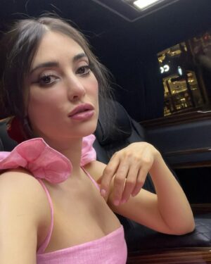 Melike İpek Yalova Instagram - Gecenin sonunda ayaklarim 45 numara oldu ve kafamda sadece sarilip yilana caliyo ama sonucta cok ozledigim insanlari gordum❤️
Gnight