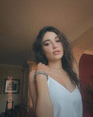 Melike İpek Yalova Instagram - Cok sicak beynim eridi ama 🤷🏻‍♀️
🧡