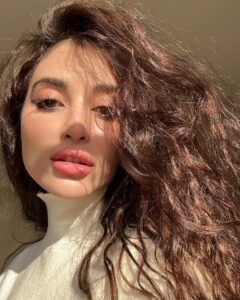 Melike İpek Yalova Instagram - Papatya alip, saclari benle ayni model bi kediyle tanisip jet hiziyla eve geri dondum. Cunku beni biliyosunuz. EVVV yani 😏🧡