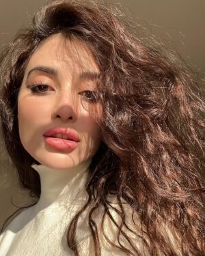Melike İpek Yalova Instagram - Papatya alip, saclari benle ayni model bi kediyle tanisip jet hiziyla eve geri dondum. Cunku beni biliyosunuz. EVVV yani 😏🧡
