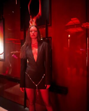 Melisa Şenolsun Instagram - i dont care i paint the town red. 👹 🌹 @magnetquarterly